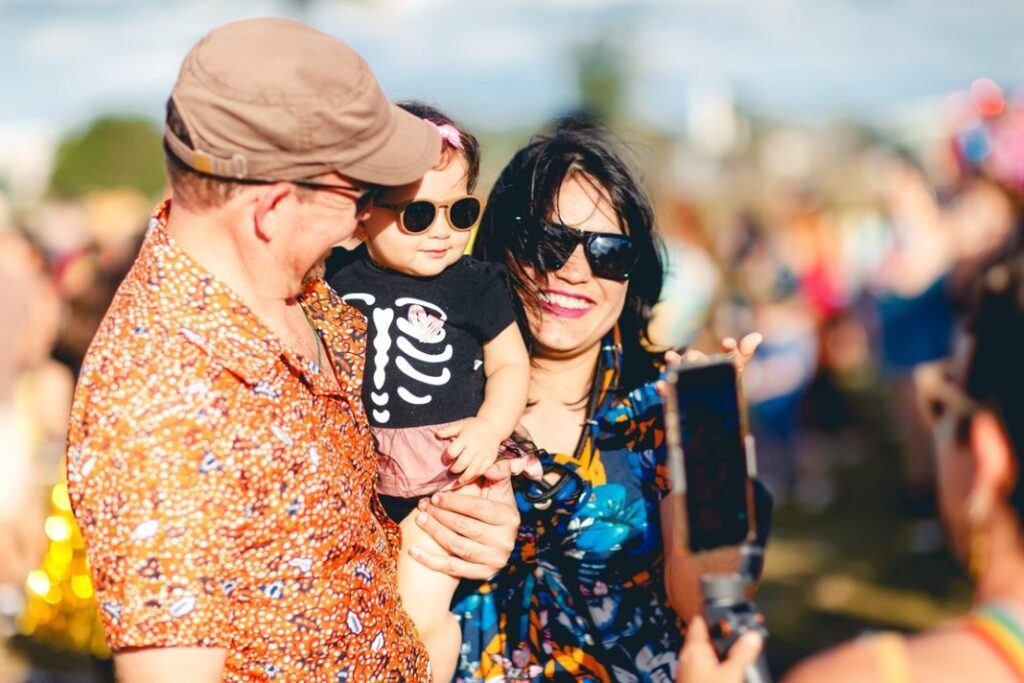 Iara-1-ano-com-o-pai-Fabio-de-Araujo_Foto-Maria-de-Aquino-1068x712