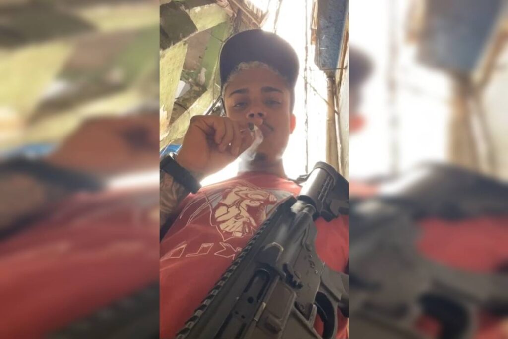 Fumando-e-segurando-um-fuzil-OG6vKi