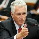 Deputado colhe assinaturas para CPMI do Dark Horse, filme de Bolsonaro