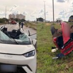 Carro invade contramão, “voa” sobre veículo e causa grave acidente
