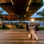 Carro pega fogo na Praça Pick-up do Aeroporto de Brasília