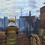 Incêndio destrói casa após moradora queimar lixo no quintal