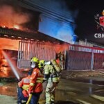 Incêndio destrói caminhonetes e mobiliza 7 viaturas dos bombeiros